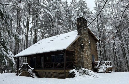 Bristol Cabina | Log Cabin 1.6 Miles from Newfound Lake! Pet Friendly! Sleeps up to 10