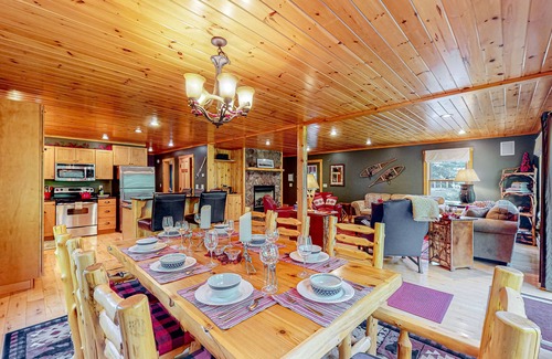 Sunday River Area Chalet De Esquí | Log cabin 1 mile from Sunday River with hot tub, fireplace & Ping-Pong