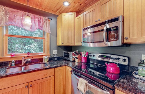 Sunday River Area Chalet De Esquí | Log cabin 1 mile from Sunday River with hot tub, fireplace & Ping-Pong