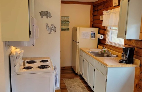 Schnellville Casa | Log Cabin 10 at Osborn Boat Ramp on Patoka Lake