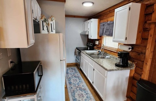 Schnellville Casa | Log Cabin 11 with Hot Tub at Osborn Boat Ramp on Patoka Lake