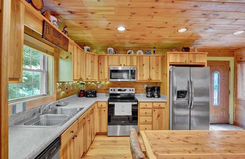 White Haven Cabina | 5Bd 3BA 2650sf cabina Bañera de hidromasaje Bar Mesa de billar TV Fire Pit ski paintball casino