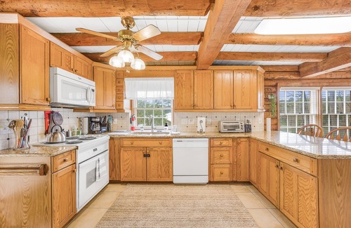 Mayhew Cabina | Log Cabin, 2-Story Dock, Mile Long Lake View!