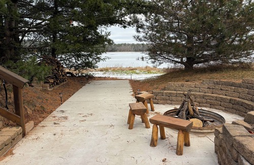 Danbury Cabina | Log Cabin 4-bedroom on water with dock, sand beach with AC, WiFi in Webster