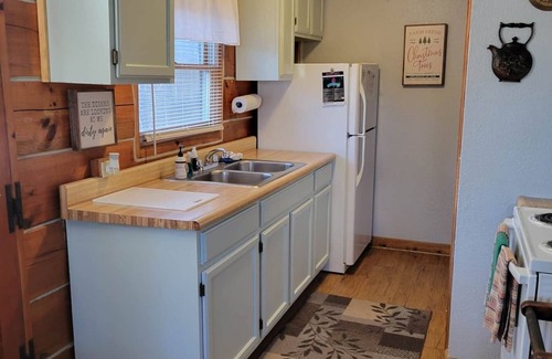 Schnellville Casa | Log Cabin 7 with Hot Tub at Osborn Boat Ramp at Patoka Lake