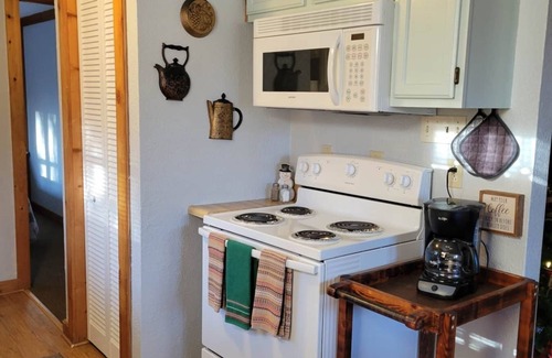 Schnellville Casa | Log Cabin 7 with Hot Tub at Osborn Boat Ramp at Patoka Lake