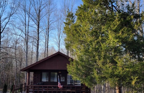 Schnellville Casa | Log Cabin 7 with Hot Tub at Osborn Boat Ramp at Patoka Lake