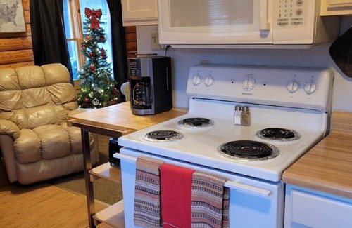 Schnellville Casa | Log Cabin 8 with Hot Tub at Osborn Boat Ramp on Patoka Lake