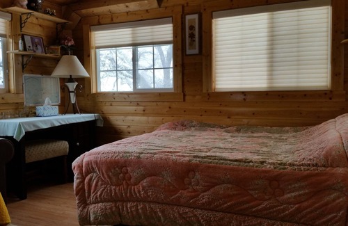 Tehachapi Cabina | Log Cabin at Kern County Mountain Park area covered with big oak and pine trees