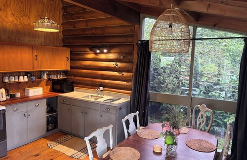 Hatepe Cabina | Log Cabin at the Lake Enjoy the peaceful idyllic lakeside settlement of Hatepe.