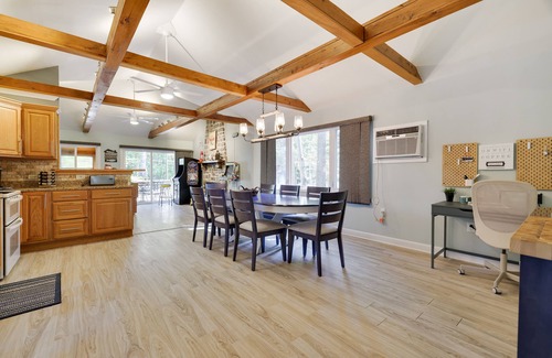 Lake Harmony Cabina | Log Cabin Beauty w Hot tub, Arcade Games with modern amenities throughout