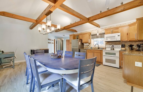 Lake Harmony Cabina | Log Cabin Beauty w Hot tub, Arcade Games with modern amenities throughout