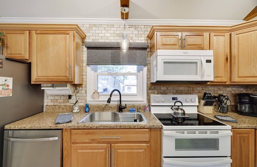 Lake Harmony Cabina | Log Cabin Beauty w Hot tub, Arcade Games with modern amenities throughout