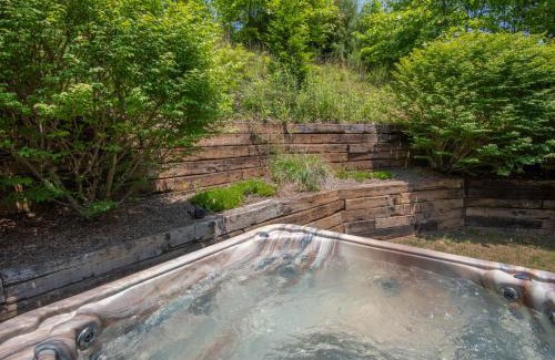 Fleetwood Casa | Log Cabin between Boone & J - Hot Tub - Private - Gas Fireplace - One Level