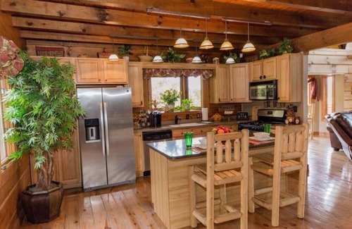 Clinton Cabina | Log Cabin convenient to Windrock ATV Park, and Norris Lake. Sleeps 12