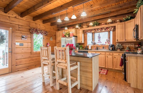 Clinton Cabina | Log Cabin convenient to Windrock ATV Park, and Norris Lake. Sleeps 12