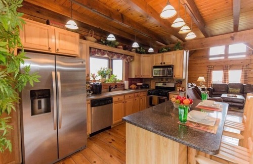 Clinton Cabina | Log Cabin convenient to Windrock ATV Park, and Norris Lake. Sleeps 12