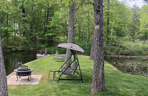 Lake George Cabina | Log Cabin directly on the lake, within 5-10 minutes away from most attractions!