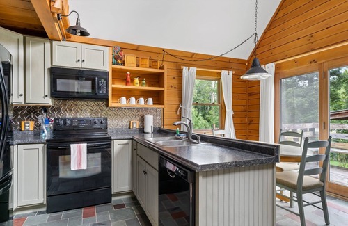 Jeffersonville Cabina | Log Cabin - Dog Friendly, Near Disc Golf & Hiking