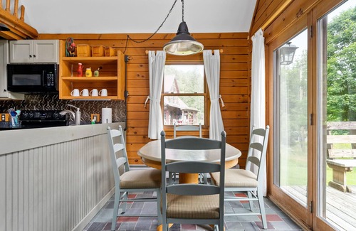 Jeffersonville Cabina | Log Cabin - Dog Friendly, Near Disc Golf & Hiking