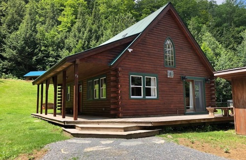 Jeffersonville Cabina | Log Cabin - Dog Friendly, Near Disc Golf & Hiking