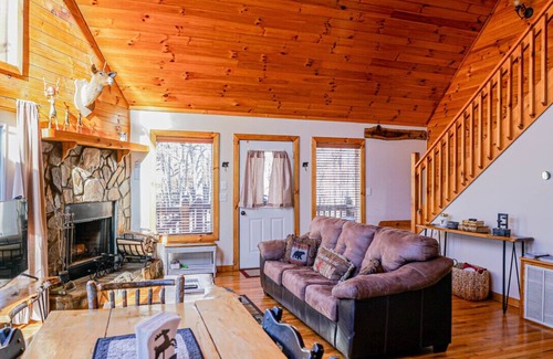 Piney Creek Cabina | Log Cabin, Fireplace, Large Deck, Close to New River