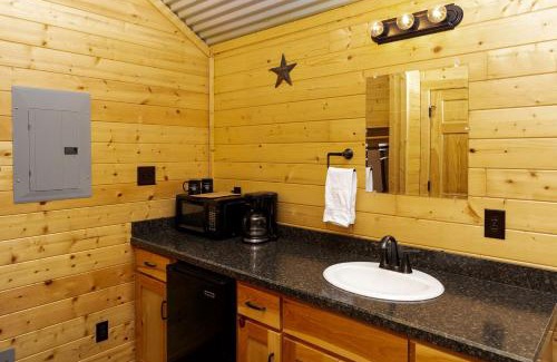 Pipe Creek Casa | Log Cabin for Family Glamping Vacation near San Antonio