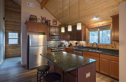 Ferguson Cabina | Log Cabin, Great views, Hot Tub, Large Deck, Privacy, Horse and Pet-Friendly