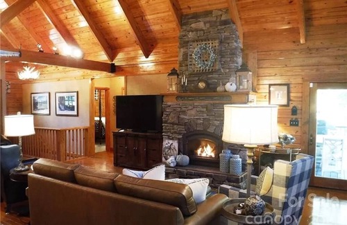 Mill Spring Cabina | Log Cabin Hidden on Lake Adger near Lake Lure