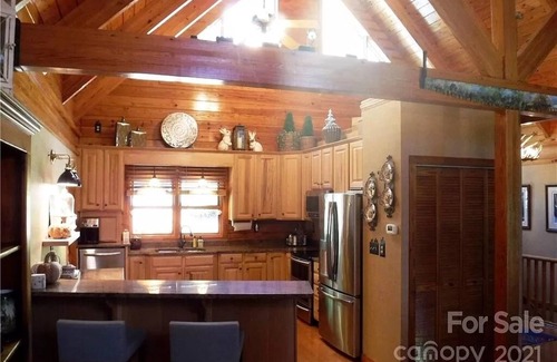 Mill Spring Cabina | Log Cabin Hidden on Lake Adger near Lake Lure