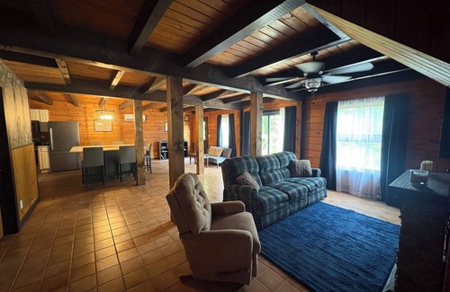 Orrtanna Cabina | Log Cabin Hideaway - off Route 30 - Game Room - Sleeps 10