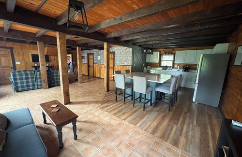 Orrtanna Cabina | Log Cabin Hideaway - off Route 30 - Game Room - Sleeps 10