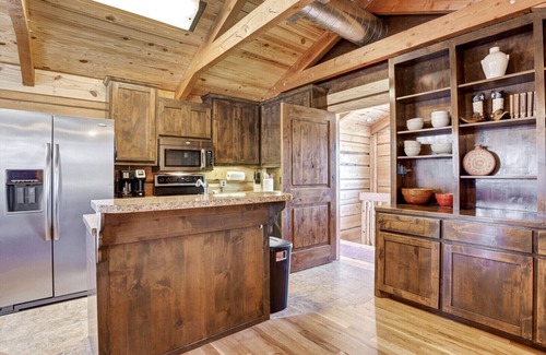 Kingsland Casa | Log Cabin Home w/ Lake Access and Private Boat Ramp!