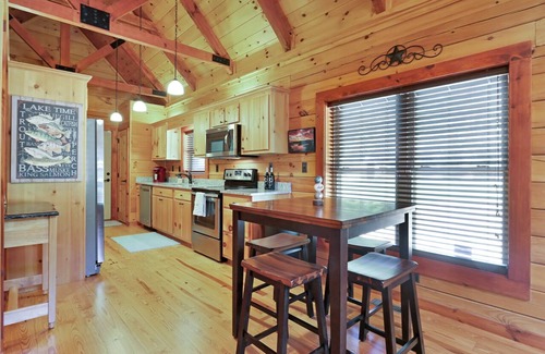 Salem Cabina | Log Cabin in the Foothills of the Blue Ridge Mountains, Lake Jocassee - Keowee