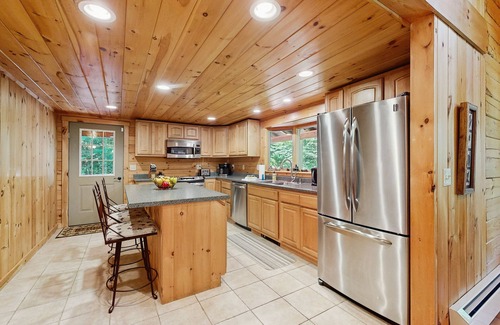Franconia Casa | Log Cabin in the mountains near skiing, hiking & fishing