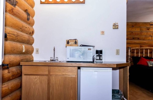 Pinedale Cabina | Log cabin in the National Forest, near ski lift! Full restaurant/ bar on site.