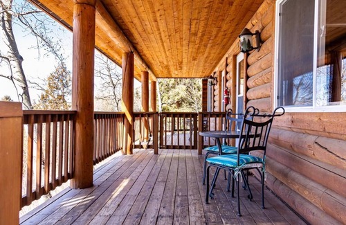 Pinedale Cabina | Log cabin in the National Forest, near ski lift! Full restaurant/ bar on site.