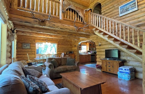 Libby Cabina | Log Cabin in the Pines near Happys Inn MT!