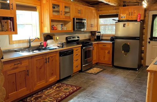Libby Cabina | Log Cabin in the Pines near Happys Inn MT!