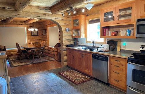 Libby Cabina | Log Cabin in the Pines near Happys Inn MT!
