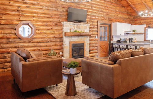 Suplee Cabina | log cabin in the woods 3-bedroom cabin with pool table and WiFi in Honey Brook