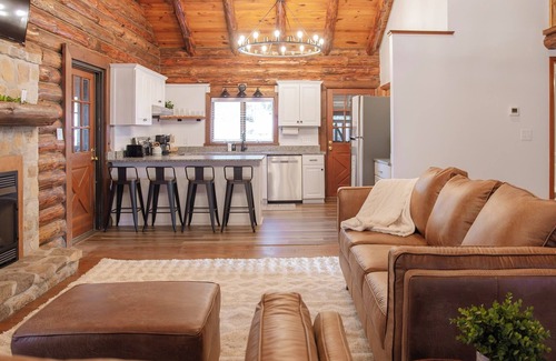 Suplee Cabina | log cabin in the woods 3-bedroom cabin with pool table and WiFi in Honey Brook