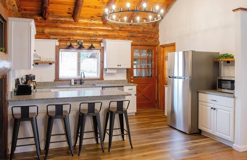 Suplee Cabina | log cabin in the woods 3-bedroom cabin with pool table and WiFi in Honey Brook