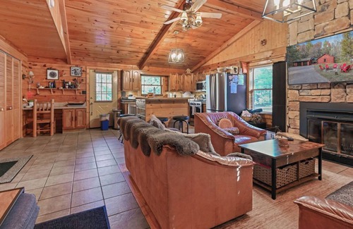 Friendship Cabina | Log Cabin in the Woods