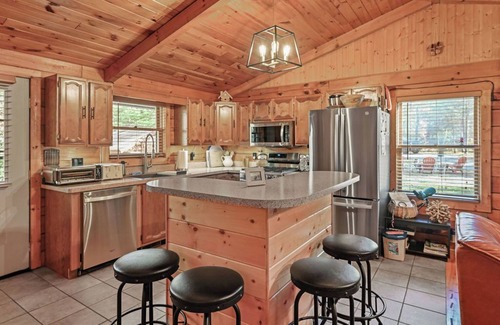 Friendship Cabina | Log Cabin in the Woods