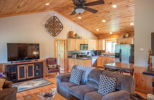 West Jefferson Cabina | Log Cabin in West Jefferson - Fishing Pong + Hot Tub + Fire Pit + Mountain Views