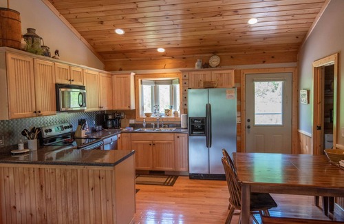 West Jefferson Cabina | Log Cabin in West Jefferson - Fishing Pong + Hot Tub + Fire Pit + Mountain Views