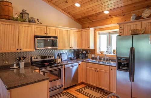 West Jefferson Cabina | Log Cabin in West Jefferson - Fishing Pong + Hot Tub + Fire Pit + Mountain Views