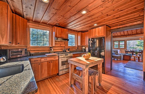Wilmington Cabina | ¡NUEVO! Grand Log Cabin w / Hot Tub, 4 millas a Whiteface