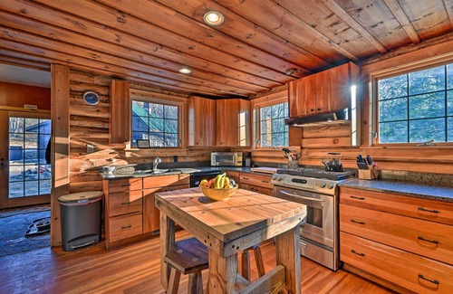 Wilmington Cabina | ¡NUEVO! Grand Log Cabin w / Hot Tub, 4 millas a Whiteface